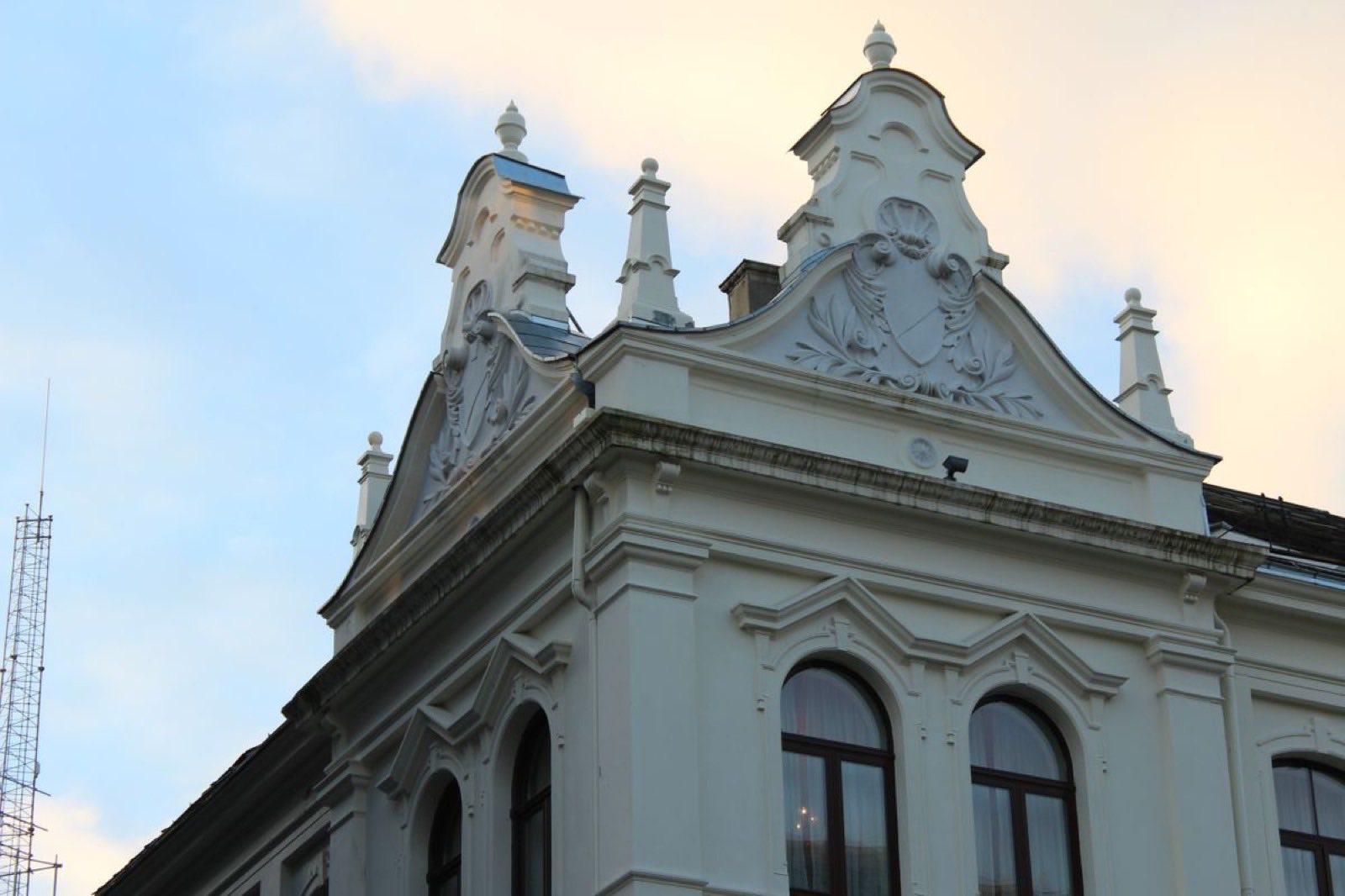 Ornamentert gavlfelt i puss mot kveldshimmel
