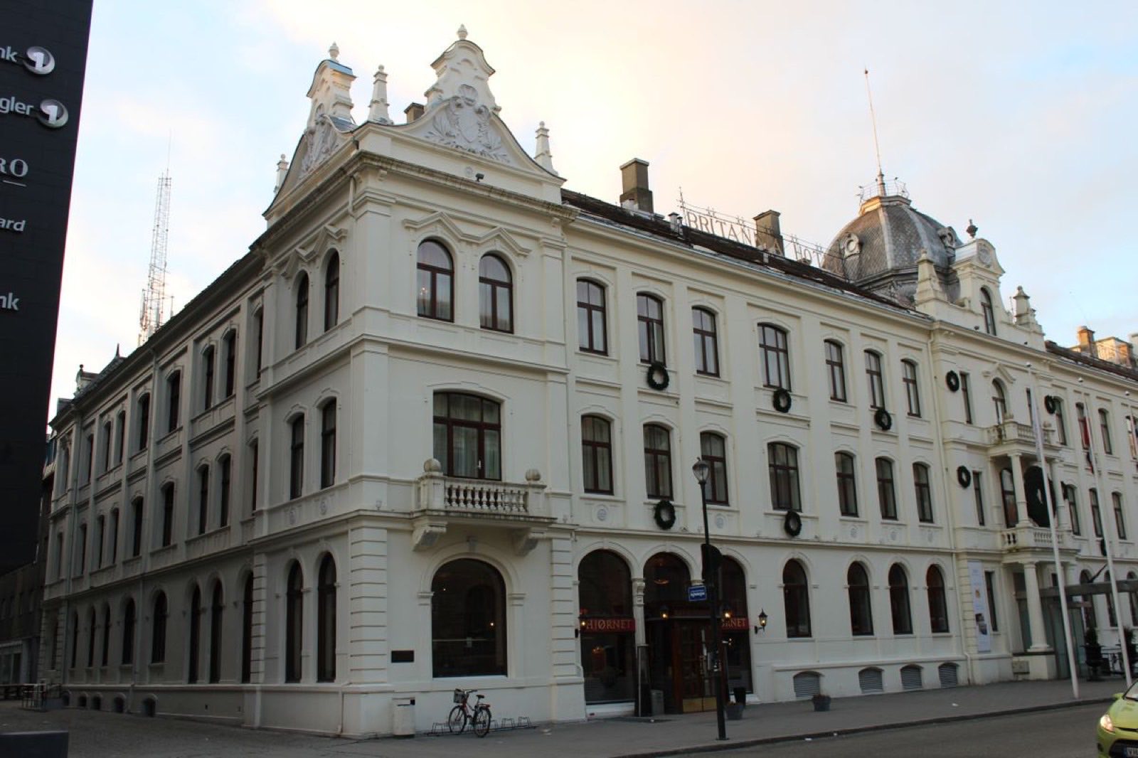 Rehabilitert hjørnegård i lys puss med rikt dekorerte gesimser