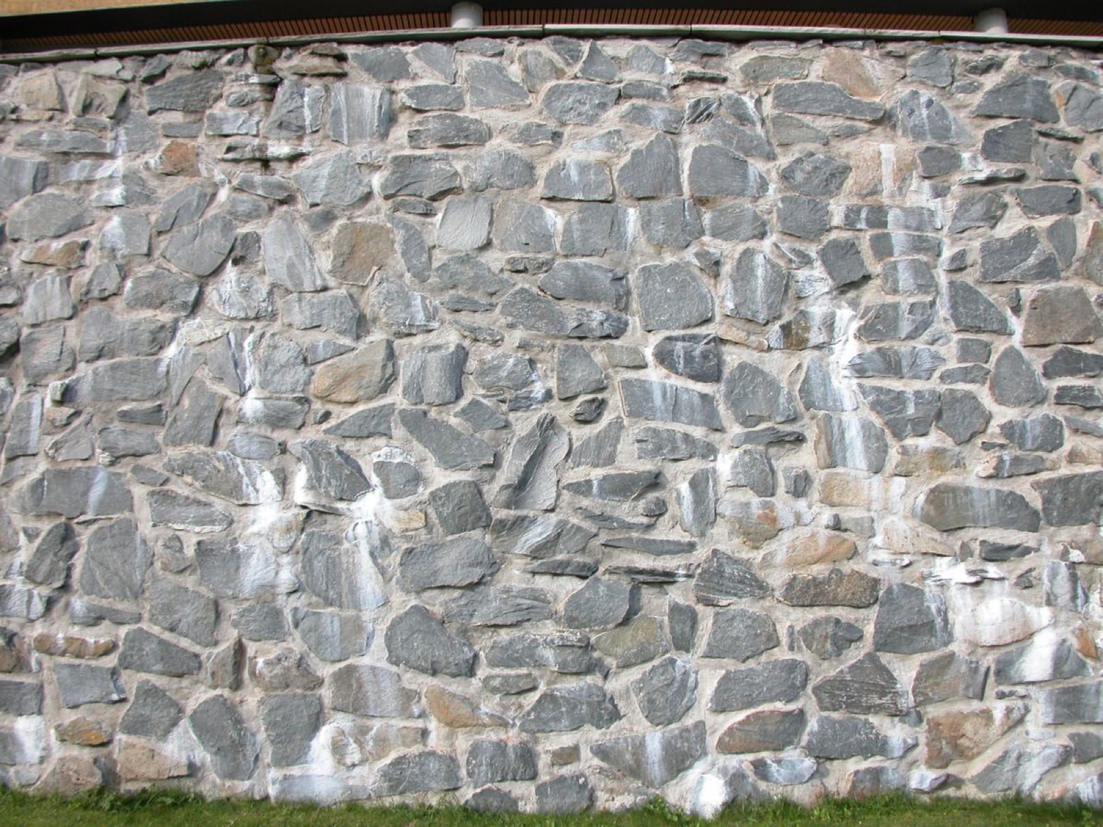 Natursteinsmur satt i mørtel