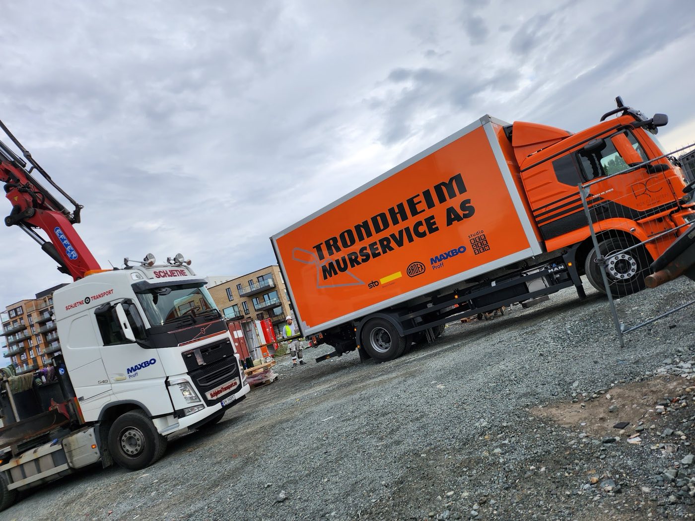 Lastebilen til Trondheim Murservice AS med firmalogo, på byggeplass